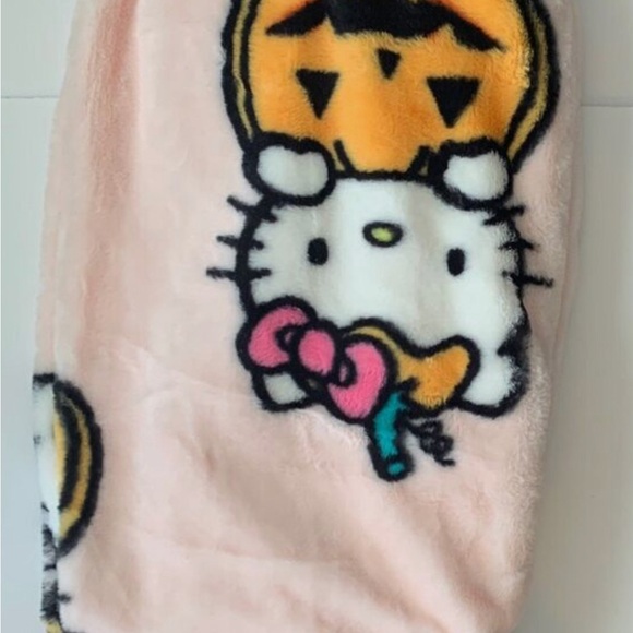 Halloween Hello Kitty throw pumpkins and candy design - Picture 2 of 4